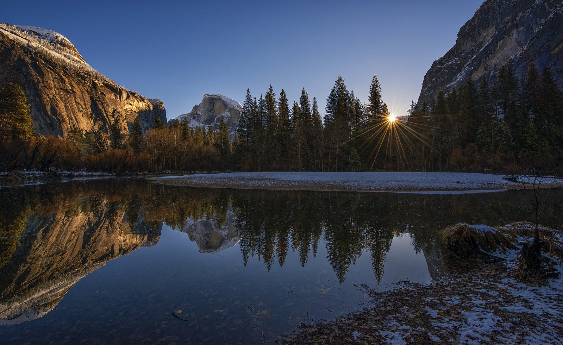 parco nazionale di yosemite sierra nevada stati uniti montagne cielo alberi lago rocce sole raggi tramonto