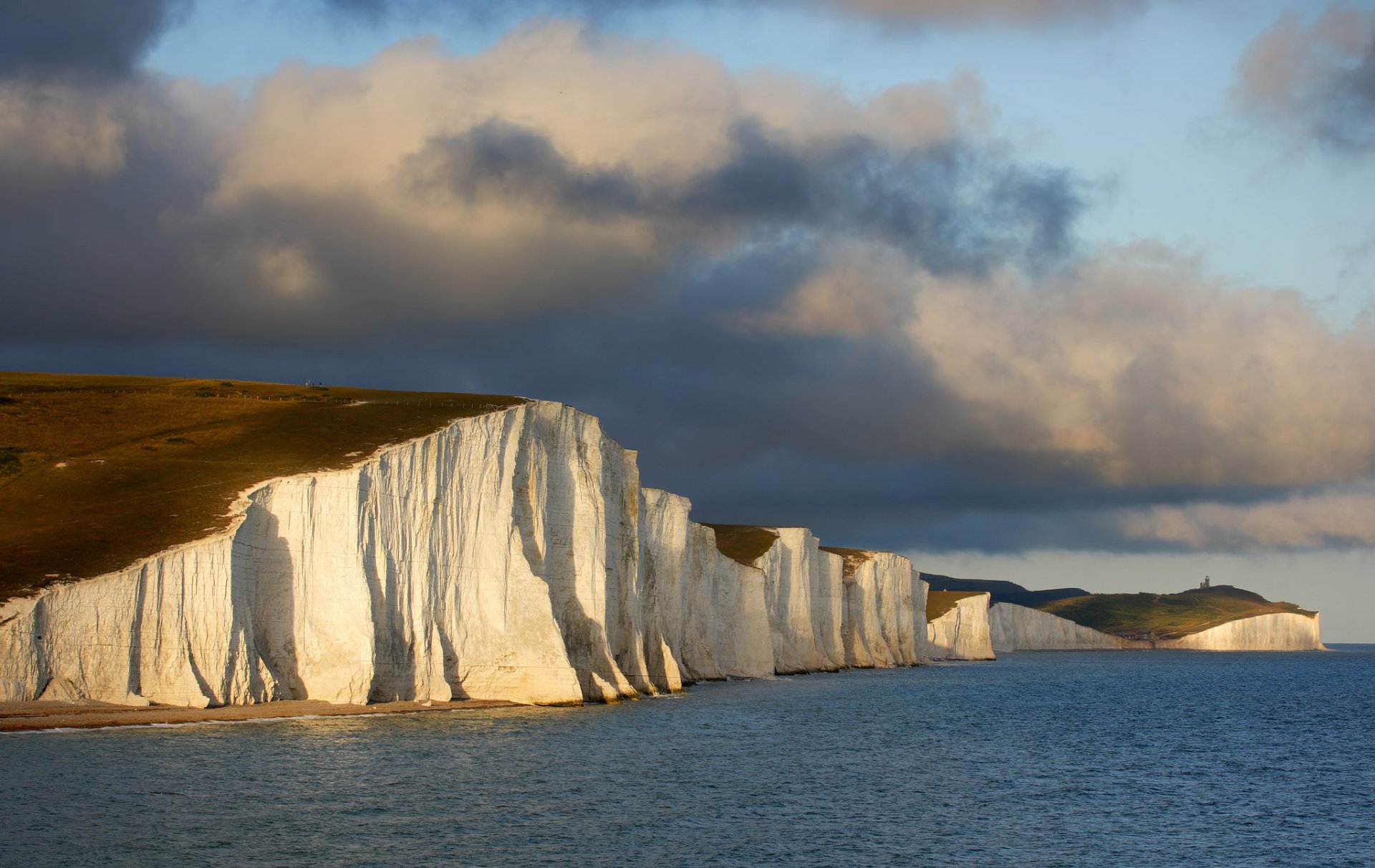 scogliere di gesso canale della manica sussex inghilterra mare stretto cielo nuvole