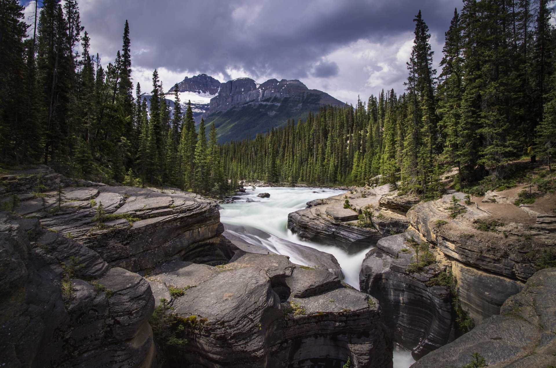 berge wald fluss wasserfall steine mistaya canyon