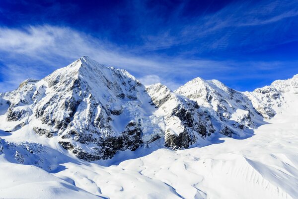 Ciel et chaîne de montagnes enneigées