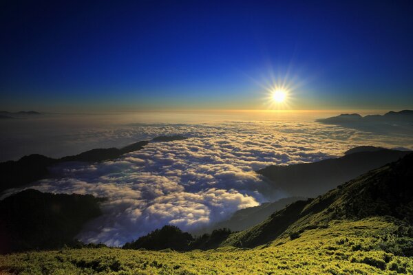 Deslumbrante puesta de sol en las montañas sobre las nubes