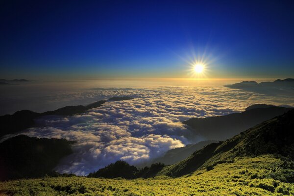 Coucher de soleil éblouissant dans les montagnes au-dessus des nuages