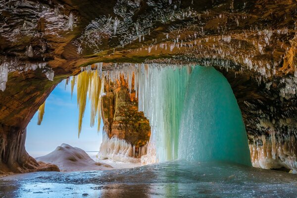 Grotta nella roccia con ghiaccioli di sale