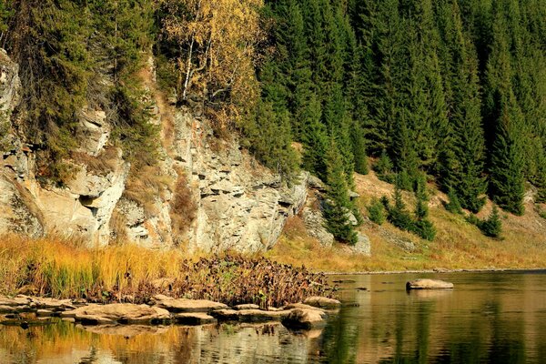 Bäume, Fluss, Felsen, Steine im Herbst in Russland, Region Perm