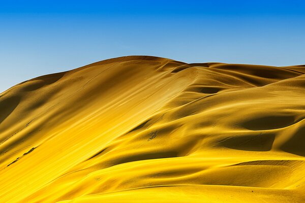 Sabbia calda che scorre in un deserto rovente sotto un cielo pieno