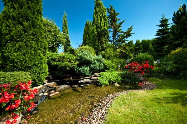 Ein schöner Park mit einem Teich und Blumen