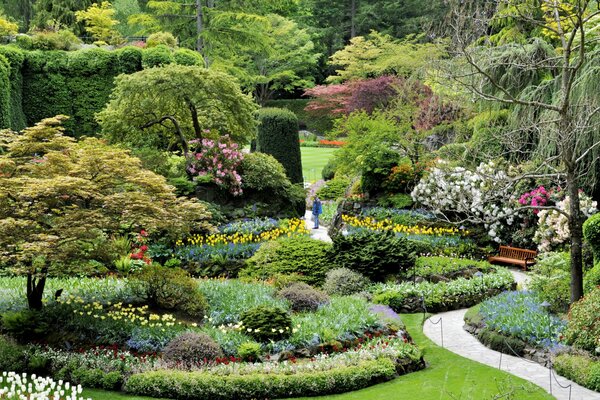 Parque en Canadá con macizos de flores y flores