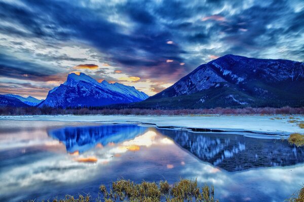 Montagnes dans le parc National du Canada