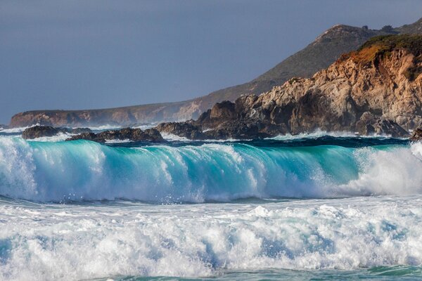 La force des éléments et la beauté des vagues