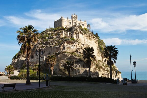 Der Felsen auf der Straße der Stadt Italien