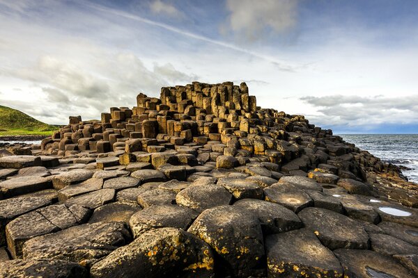 Rocas y colinas inusuales y misteriosas