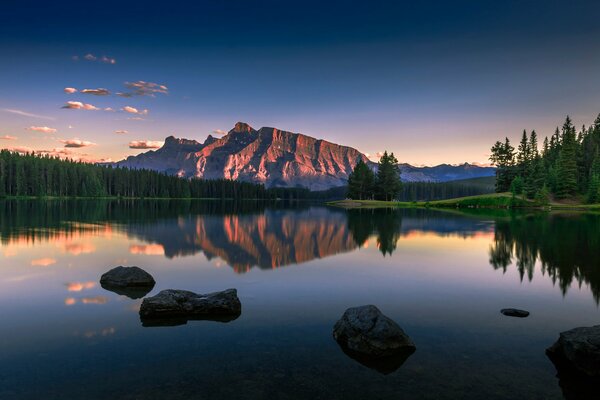 Lago rocce alberi pietre