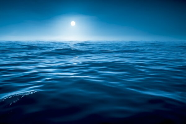 Mer de nuit. Eau sombre