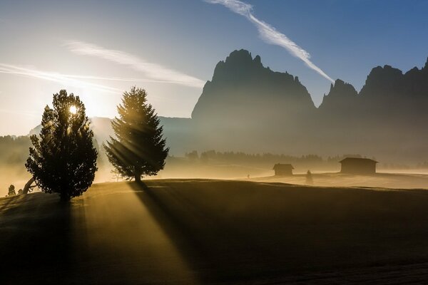 Hermoso paisaje de la mañana en el fondo de las montañas