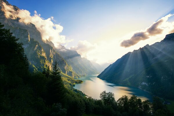 Lago naturale klontalersee in Svizzera