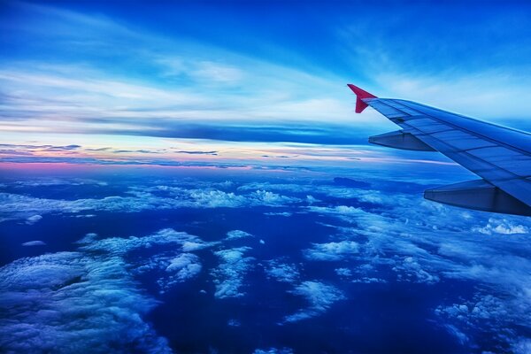 Ala de avión en el cielo azul