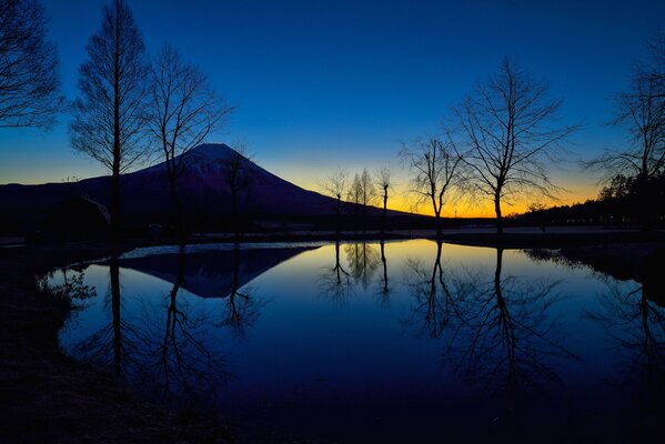 Fujiyama sopra il lago. Silhouette di sera
