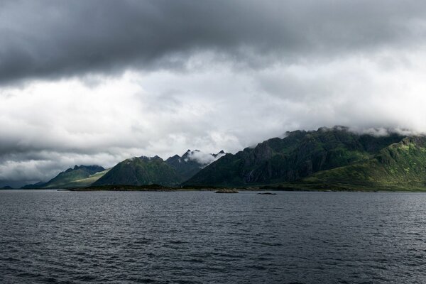 Natur Norwegens: Wolken auf den Bergen