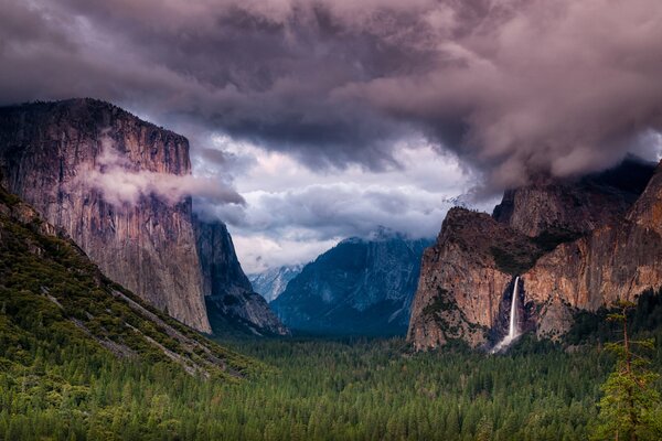Nubes sobre el parque nacional de Yosemite en Estados Unidos