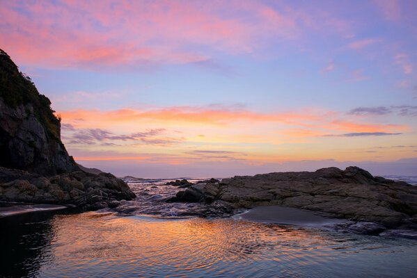 Beau coucher de soleil parmi les rochers