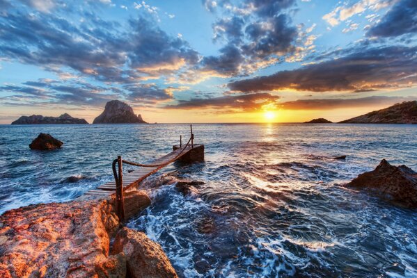 Amanecer en el mar. Tiempo nublado