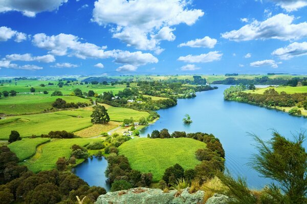 Landschaft vor dem Hintergrund des Flusses mit schönem Grün