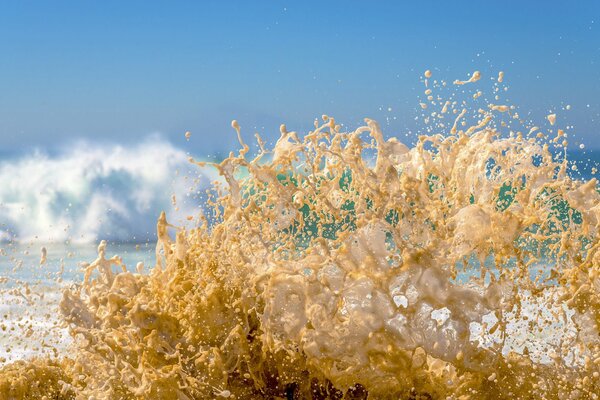 Salpicaduras de olas durante una tormenta