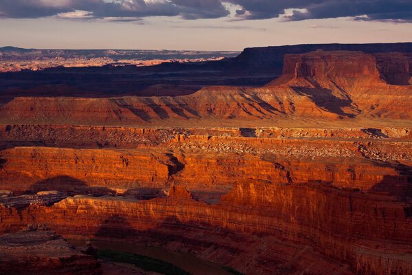 Montagne naturali e rocce nel canyon