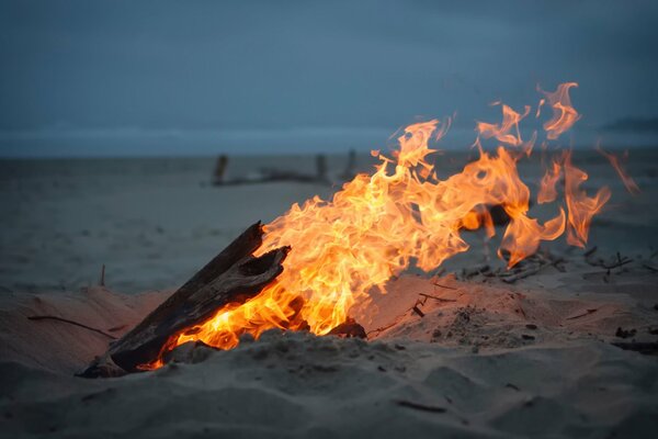 Lagerfeuer im Sand mit Meerblick