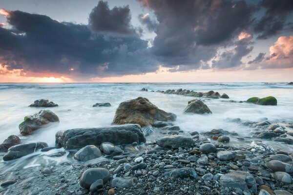 Paesaggio. il mare e la costa con le nuvole