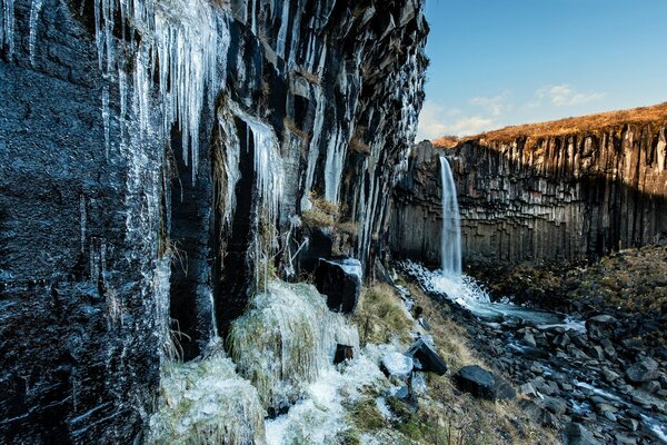 Berglandschaft mit Wasserfall und Fluss