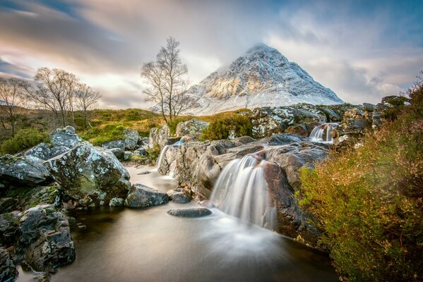 Ein Fluss inmitten von Steinen am Berg