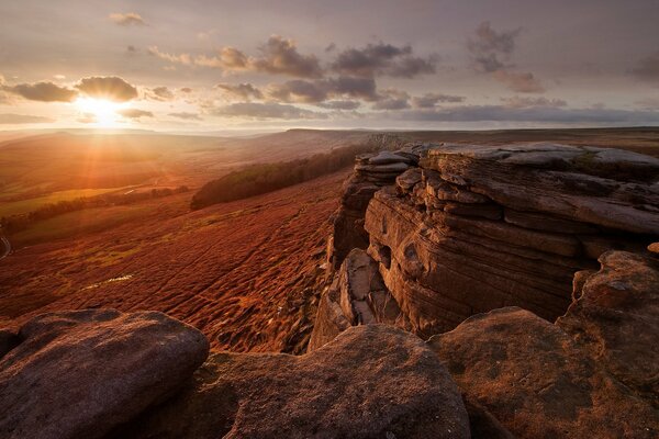 Relieve montañoso al atardecer