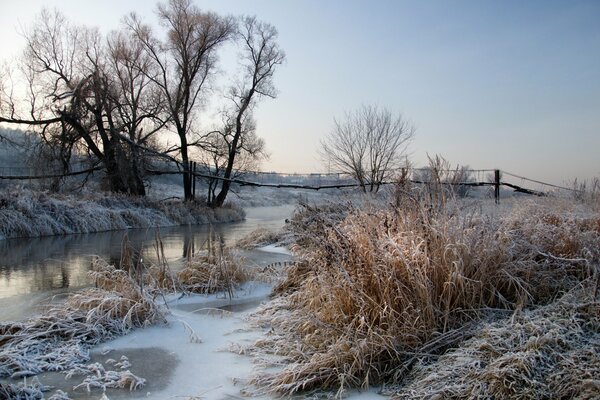 Пейзаж рассвета на реке при первых заморозках