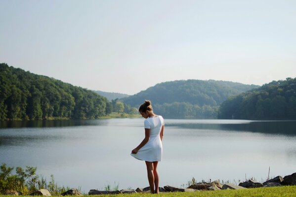 Fille au bord du lac