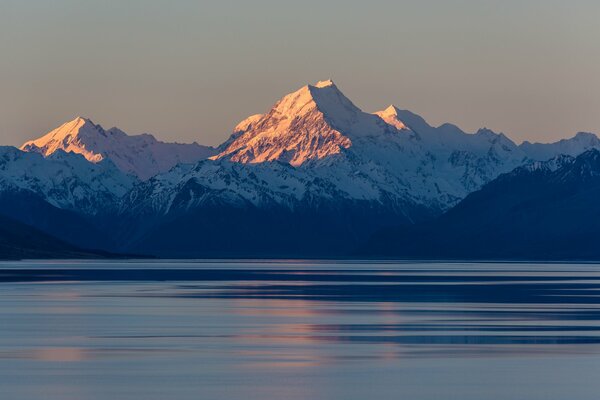 Monte Aoraki en Nueva Zelanda, vista desde el océano