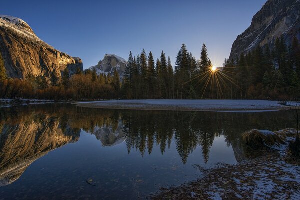 Yosemite-Nationalpark sierra nevada usa Sonnenuntergang vor dem Hintergrund der Berge und Felsen strahlen der Sonne am Himmel