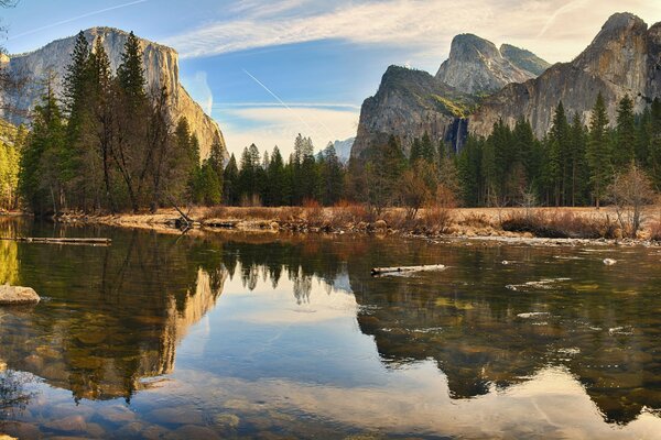 Reflet miroir des montagnes dans l eau cristalline