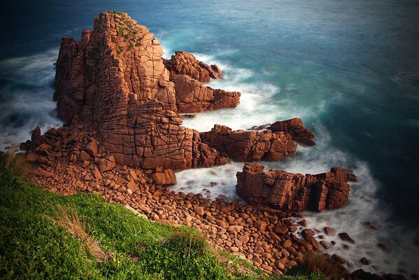 Rocher solitaire au milieu de la mer