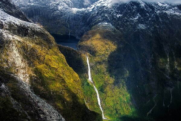 Belles cascades dans les montagnes