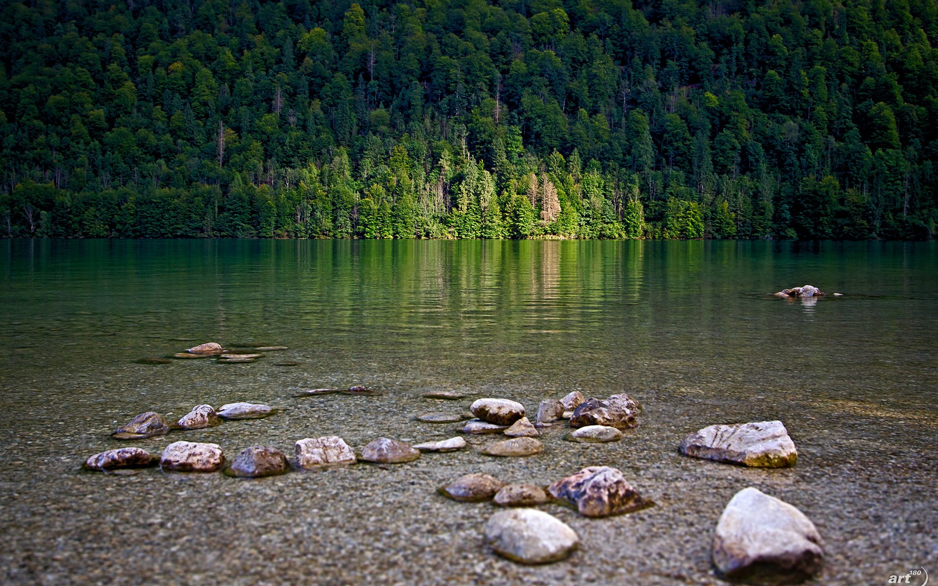 montañas bosque luz lago piedras