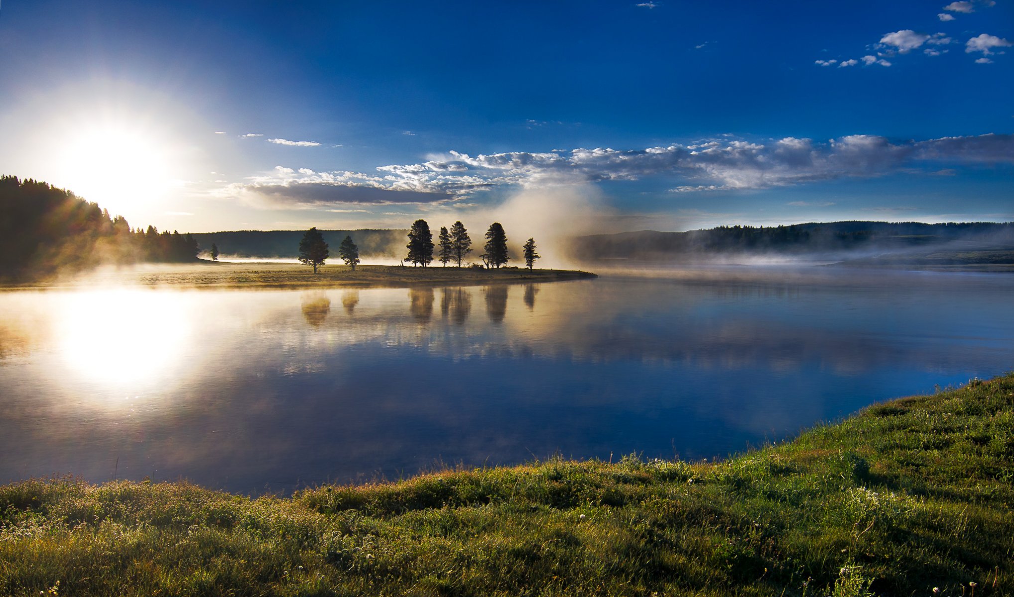 parc national de yellowstone états-unis ciel nuages forêt arbres rivière brouillard aube