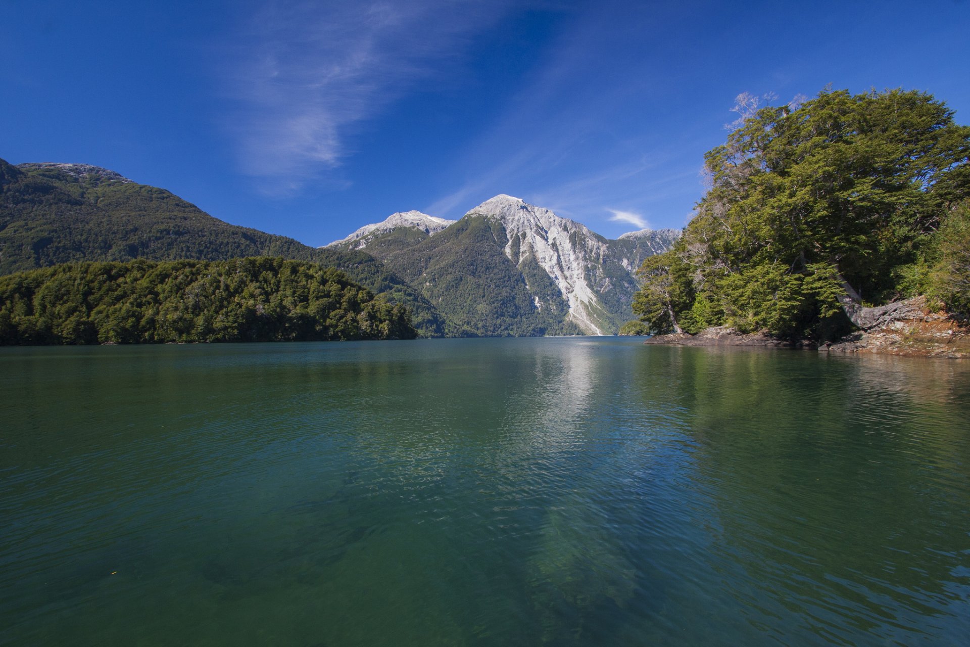 ciel nuages montagnes pente forêt arbres neige lac