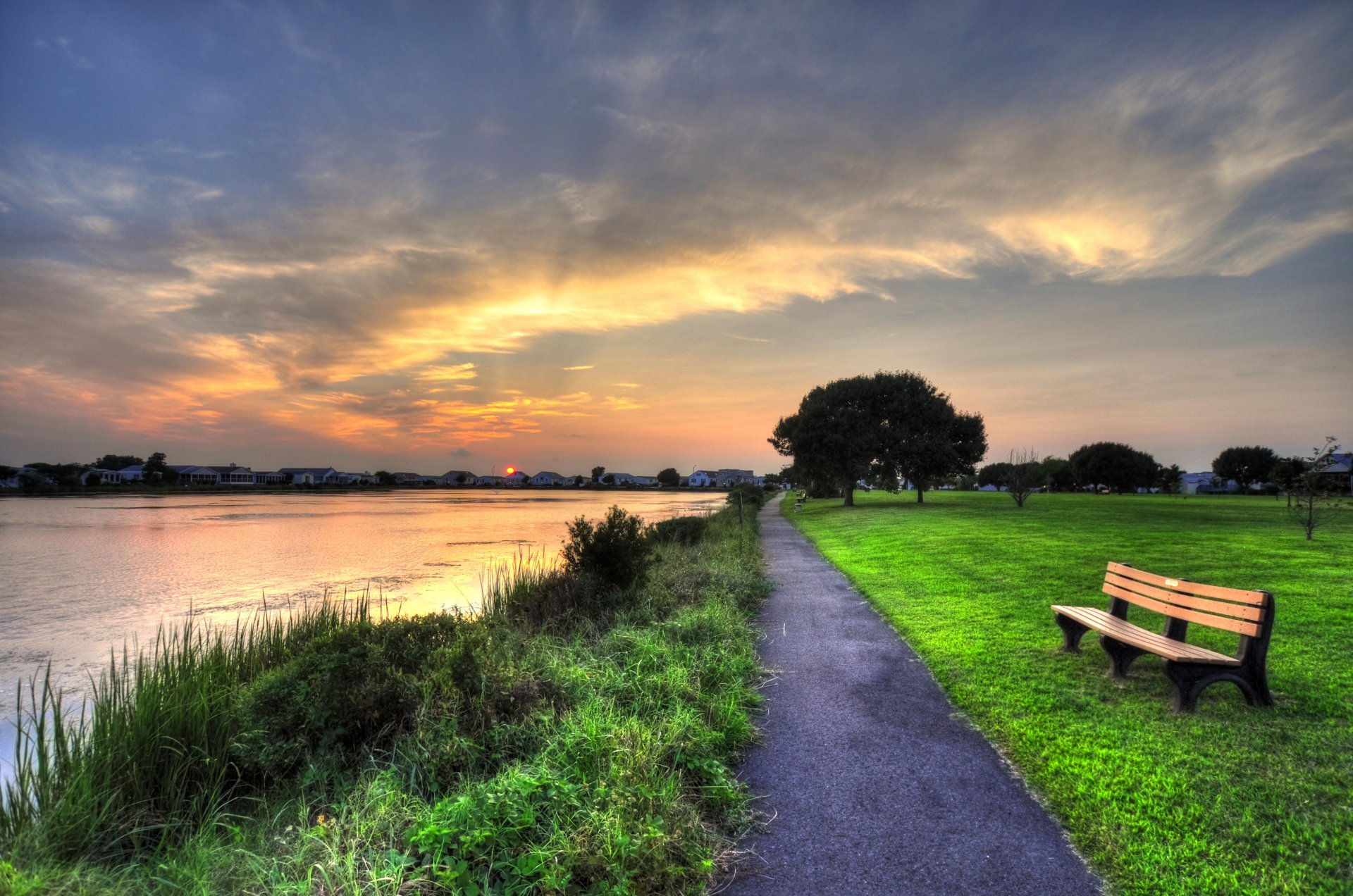 passerelle pelouse parc banc lac coucher de soleil