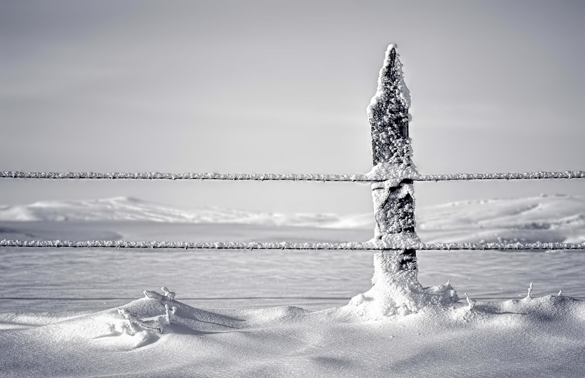 winter schnee zaun pfosten