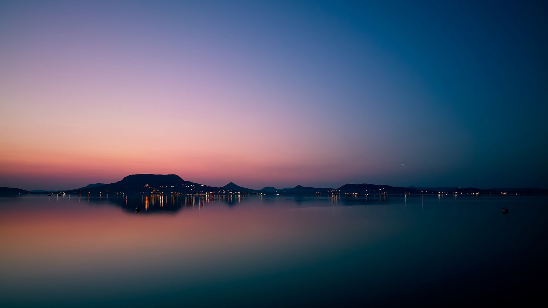 sommer meer horizont berge stadt lichter himmel