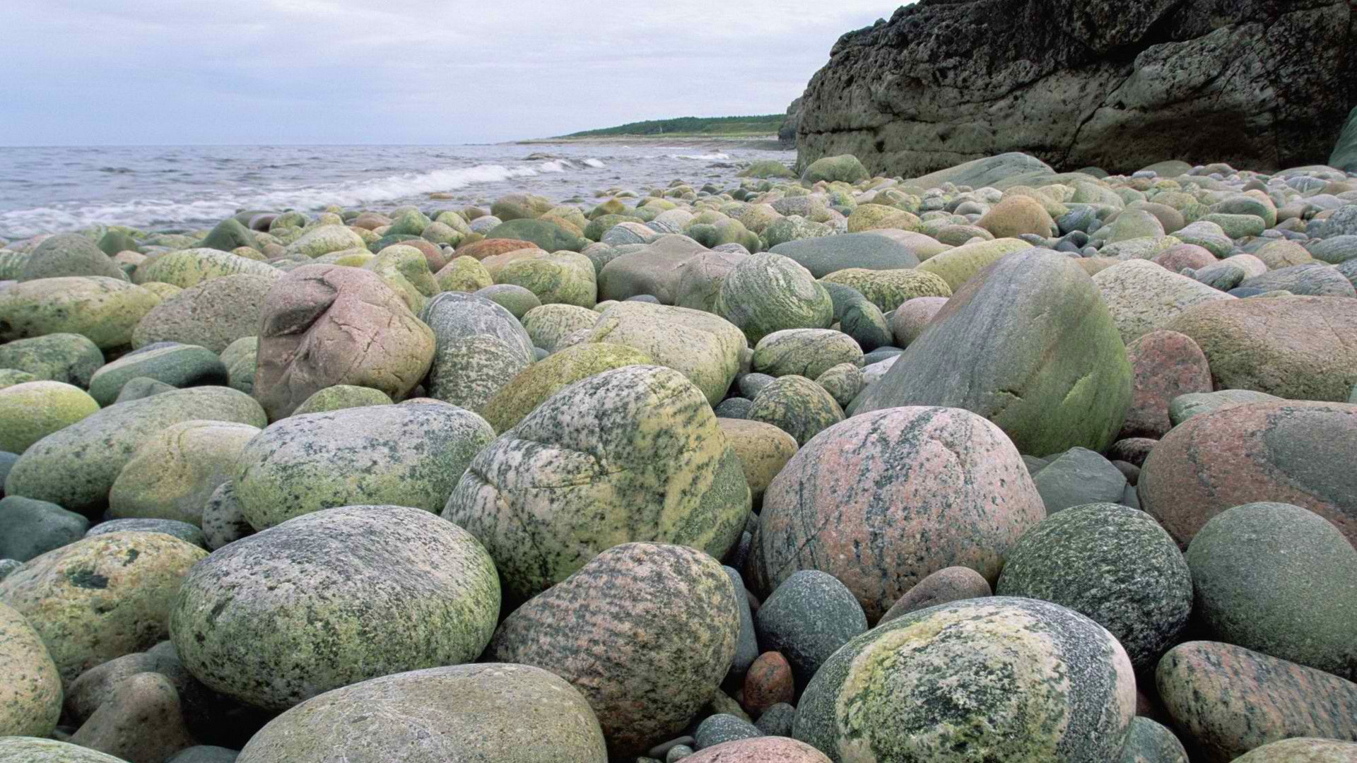 ciel mer côte pierres cailloux roches nuages gros plan