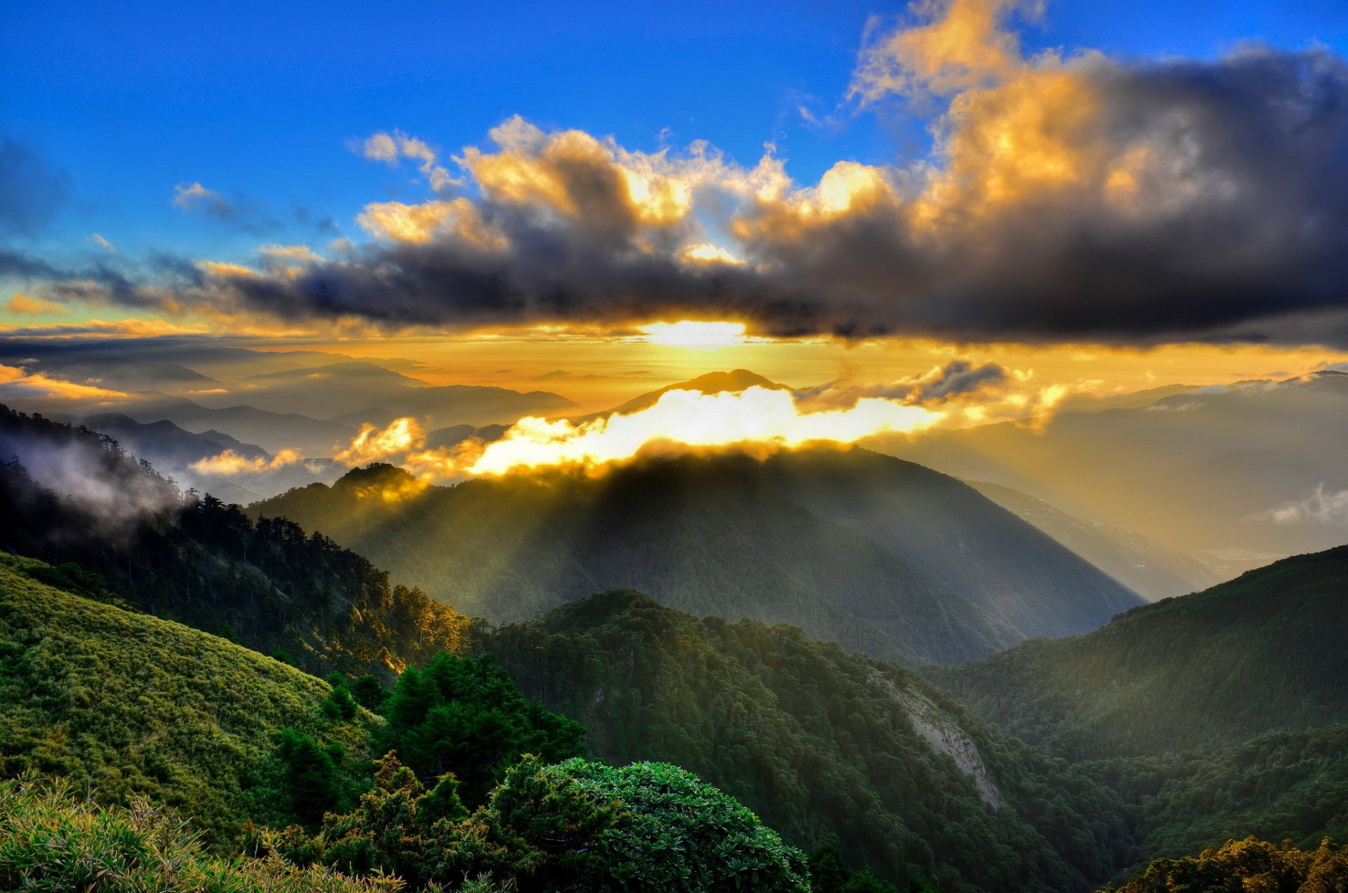 montagnes brouillard nuages soleil rayons matin