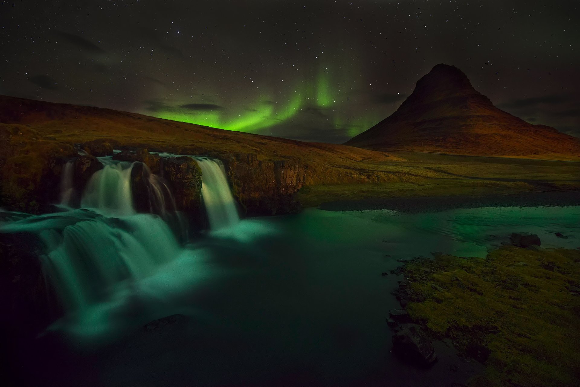 исландия kirkjufell гора вулкан скалы водопад снег ночь северное сияние