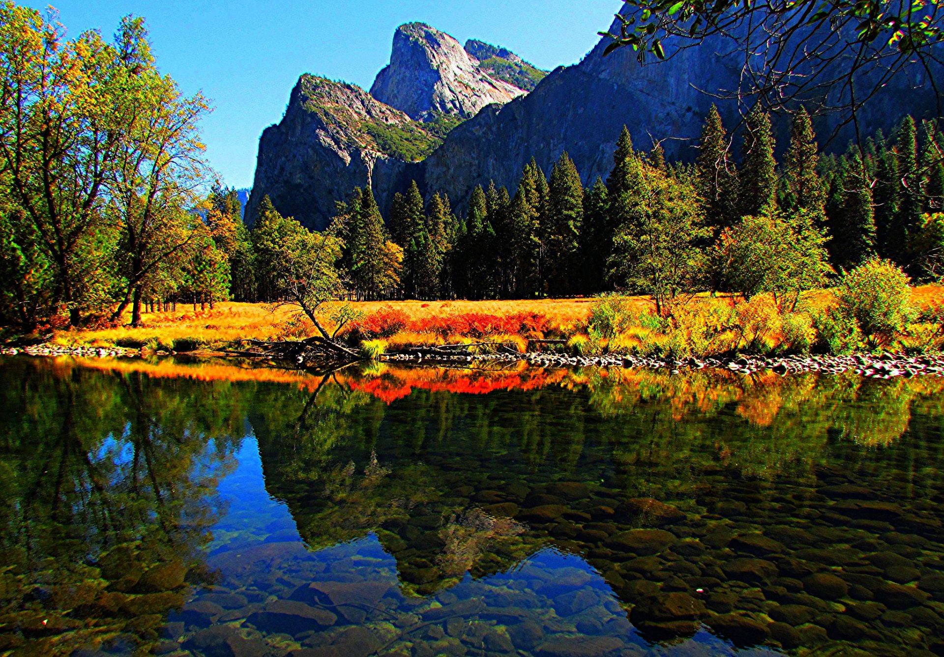 parque nacional de yosemite california estados unidos montañas bosque árboles rocas lago otoño